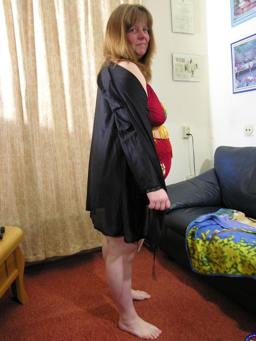 21P Janny, amateur mature BBW, exhibe son gros cul et suce une bite