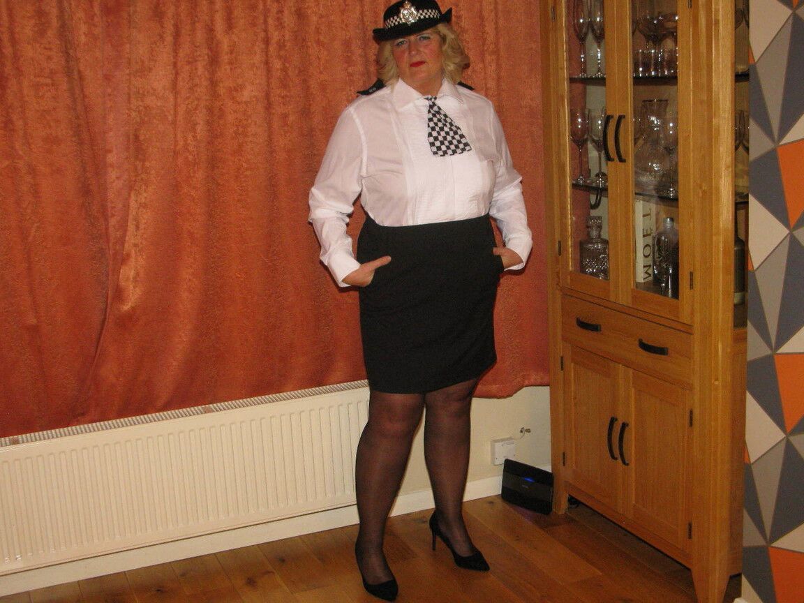 16P Reife Polizistin Chrissy Uk löst ihre Titten und Möse aus ihrer Uniform