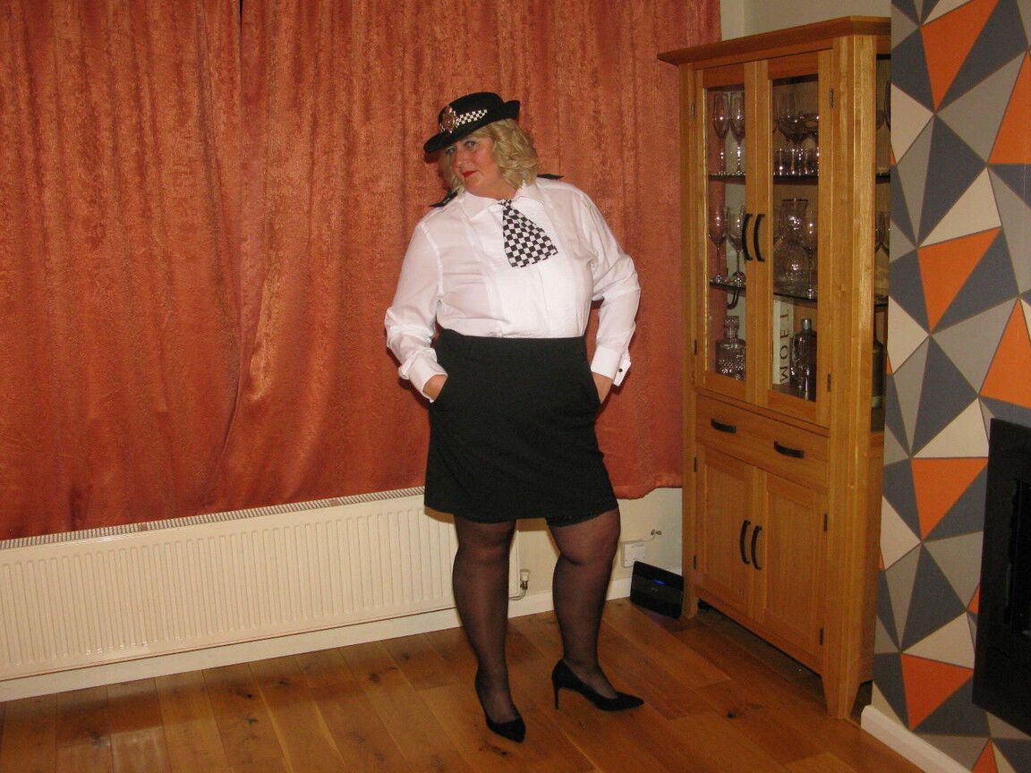 16P Reife Polizistin Chrissy Uk löst ihre Titten und Möse aus ihrer Uniform