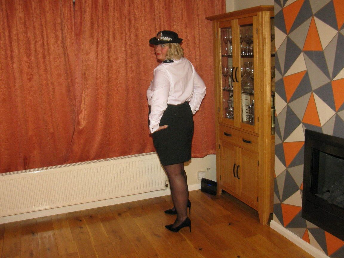 16P Reife Polizistin Chrissy Uk löst ihre Titten und Möse aus ihrer Uniform