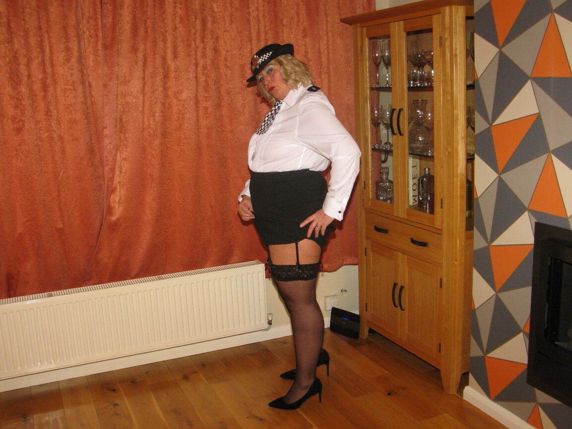 16P Reife Polizistin Chrissy Uk löst ihre Titten und Möse aus ihrer Uniform