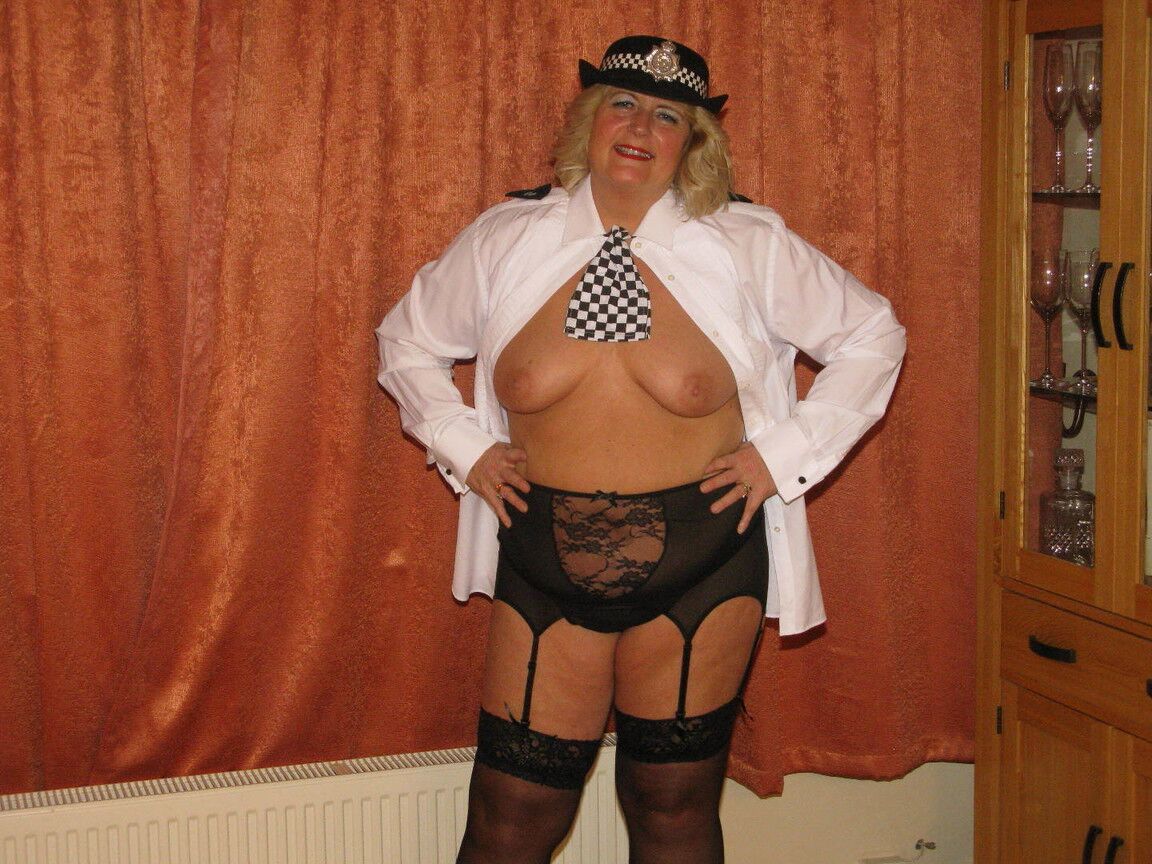 16P Reife Polizistin Chrissy Uk löst ihre Titten und Möse aus ihrer Uniform