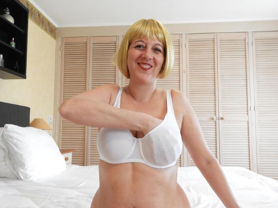 20P 巨乳ブロンドのカット・ララがストッキングを脱ぐ前に下着を引き下げる