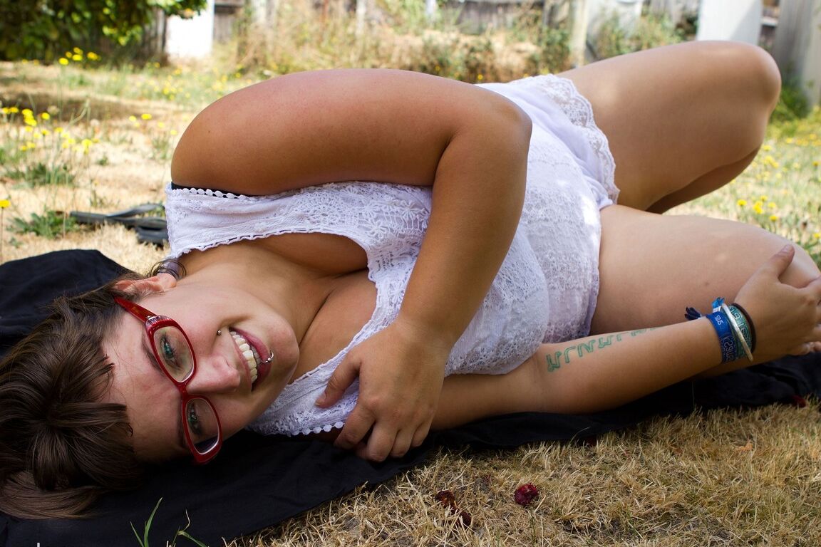 17P Fette Amateur-Brünette mit Brille Betty H zeigt ihre riesigen Titten im Freien
