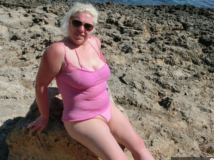 16P A loira mais velha e gordinha Barby fica nua em sombras perto do oceano