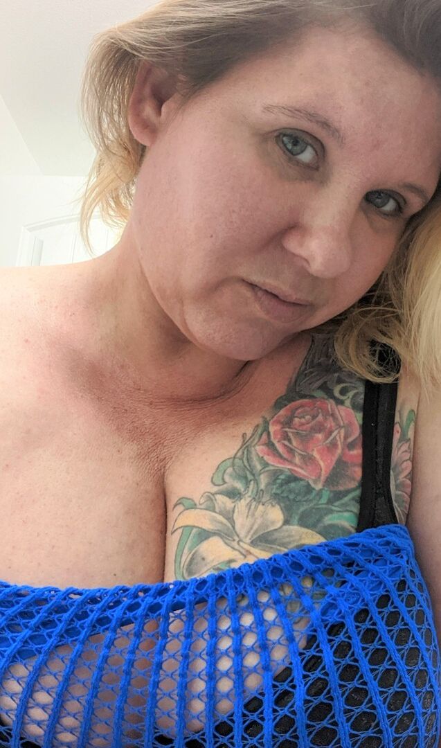 20P Gorda amadora peituda Kris Ann fica nua enquanto troca de lingerie em um quarto