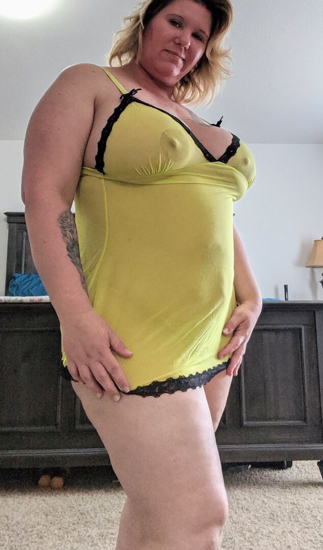 20P Gorda amadora peituda Kris Ann fica nua enquanto troca de lingerie em um quarto