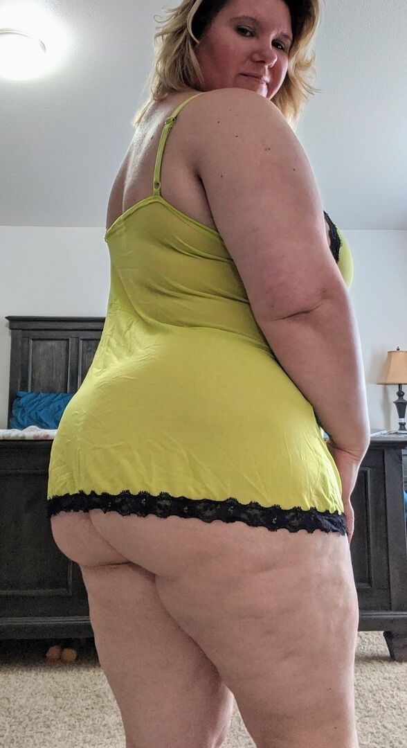 20P Gorda amadora peituda Kris Ann fica nua enquanto troca de lingerie em um quarto