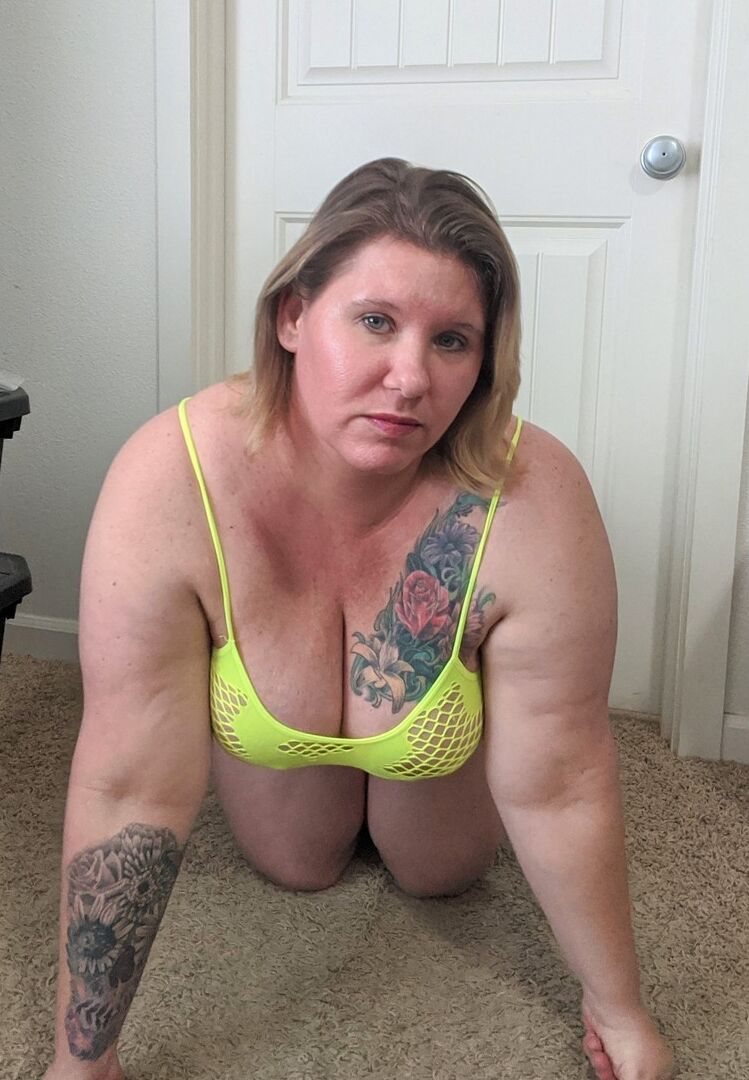 20P Gorda amadora peituda Kris Ann fica nua enquanto troca de lingerie em um quarto
