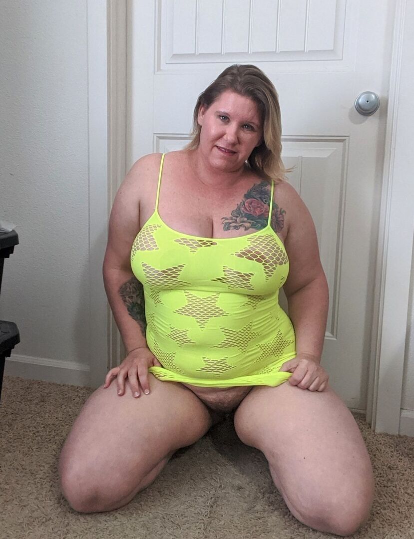20P Gorda amadora peituda Kris Ann fica nua enquanto troca de lingerie em um quarto