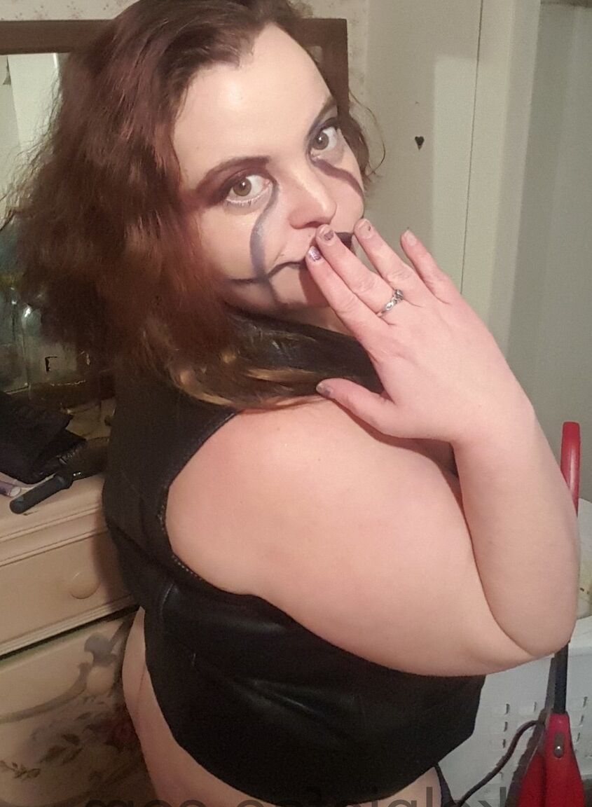 15P Fat vampire Kelpie Fae shows off her sexy rack while posing on camera