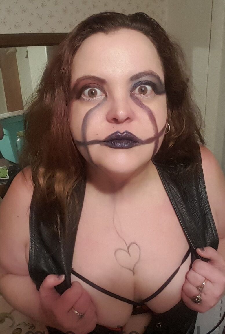 15P Fat vampire Kelpie Fae shows off her sexy rack while posing on camera