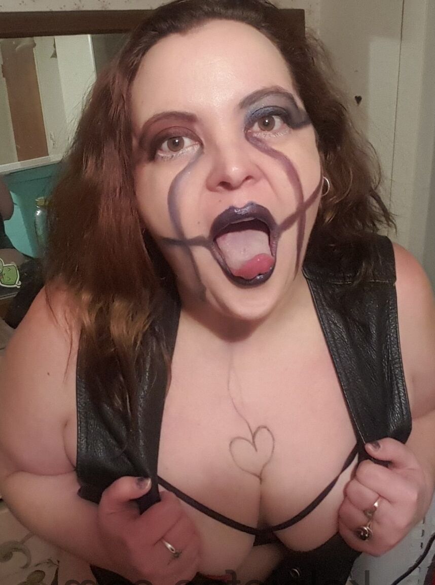 15P Fat vampire Kelpie Fae shows off her sexy rack while posing on camera
