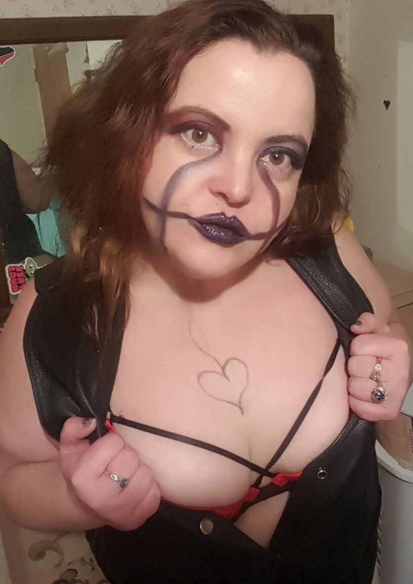 15P Fat vampire Kelpie Fae shows off her sexy rack while posing on camera