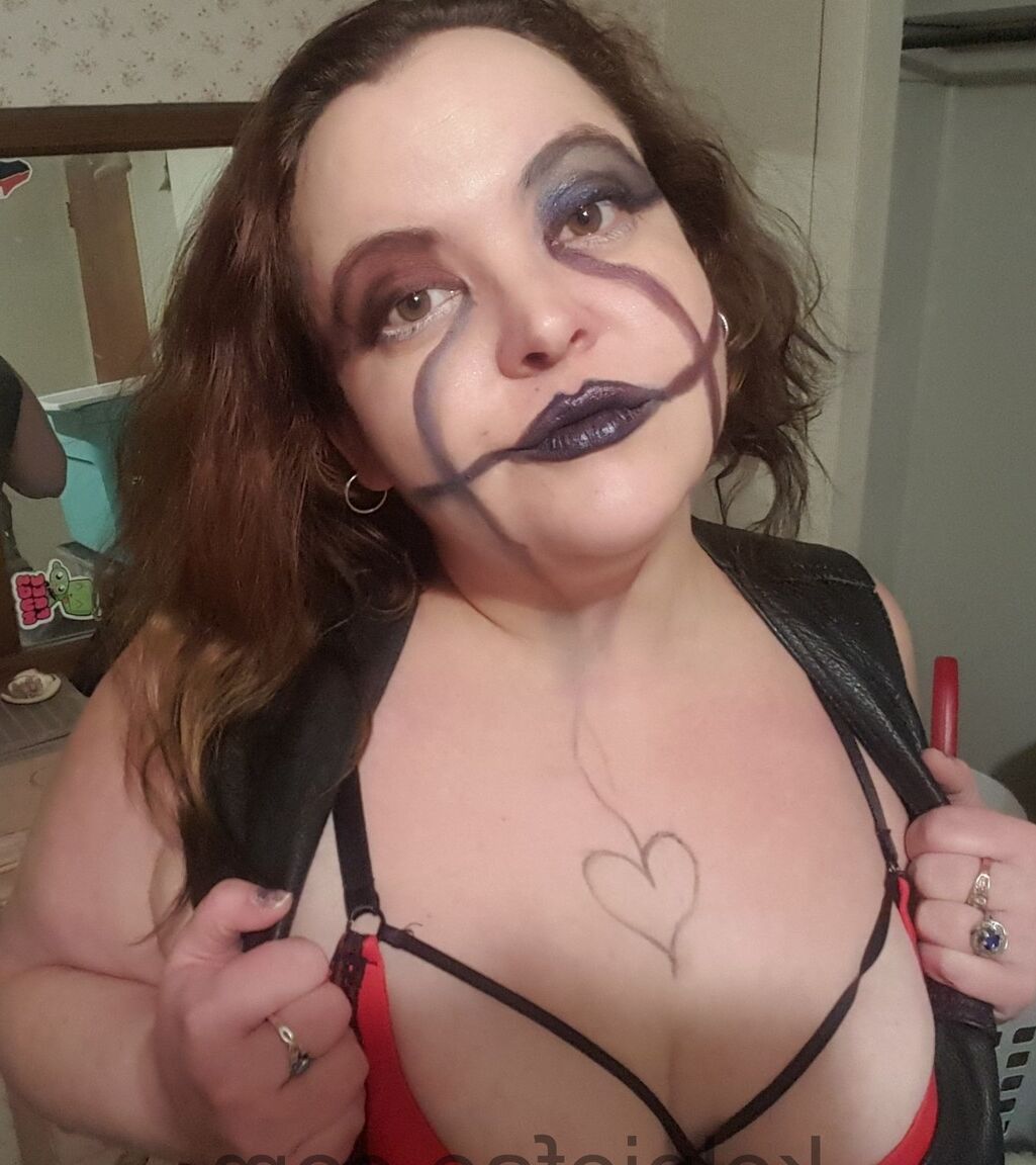15P Fat vampire Kelpie Fae shows off her sexy rack while posing on camera