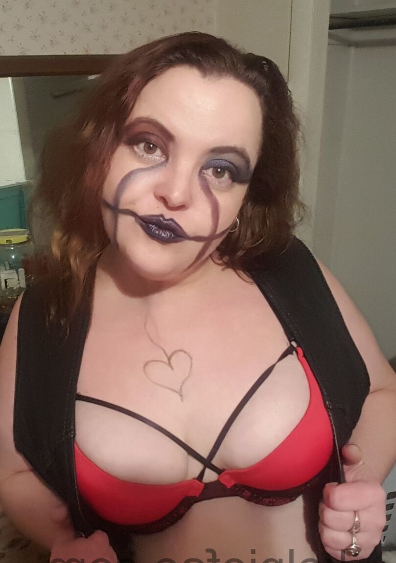15P Fat vampire Kelpie Fae shows off her sexy rack while posing on camera