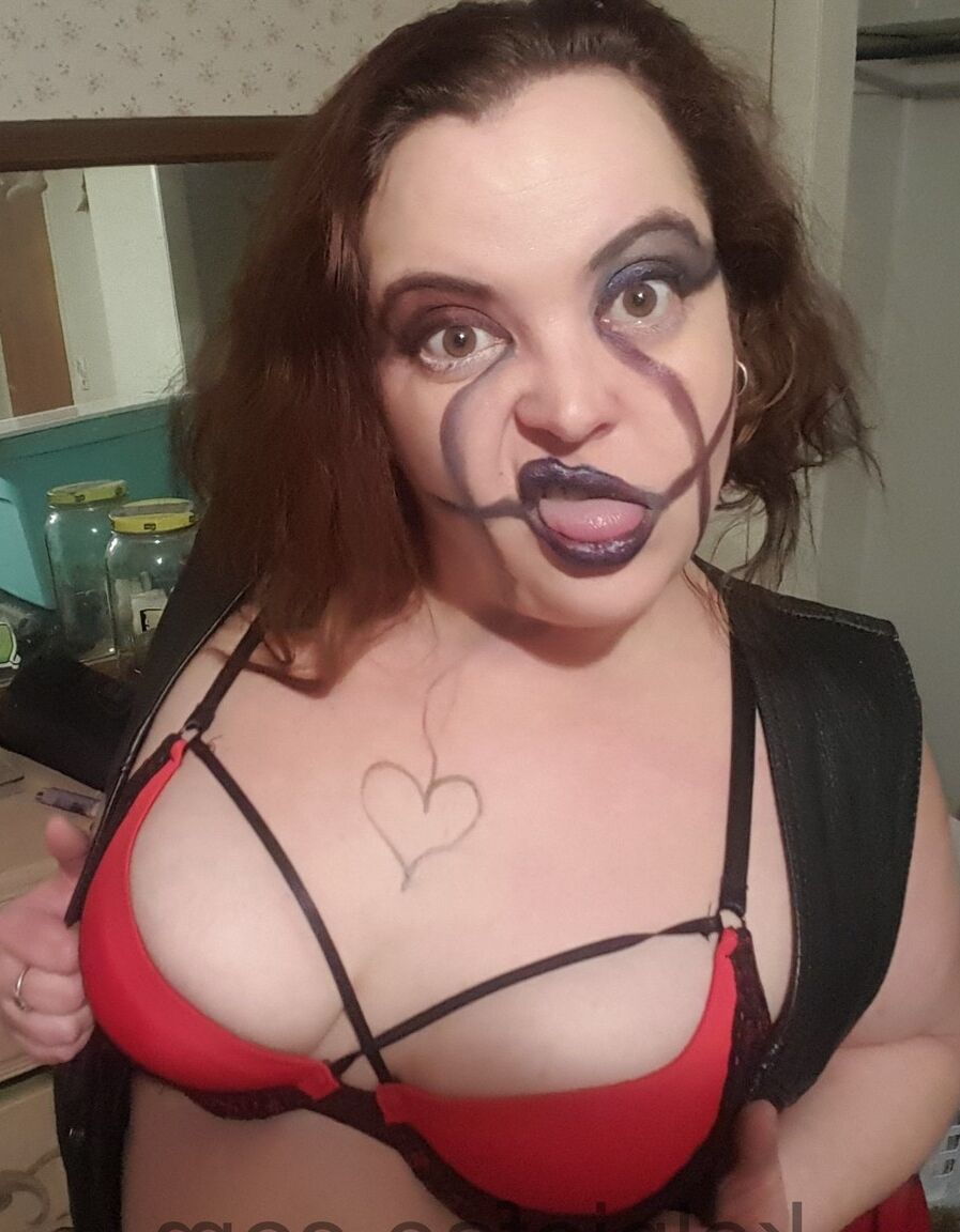 15P Fat vampire Kelpie Fae shows off her sexy rack while posing on camera