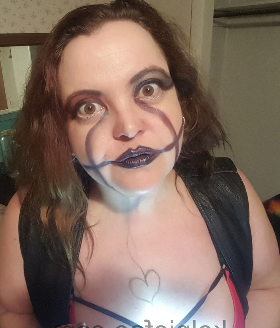 15P Fat vampire Kelpie Fae shows off her sexy rack while posing on camera