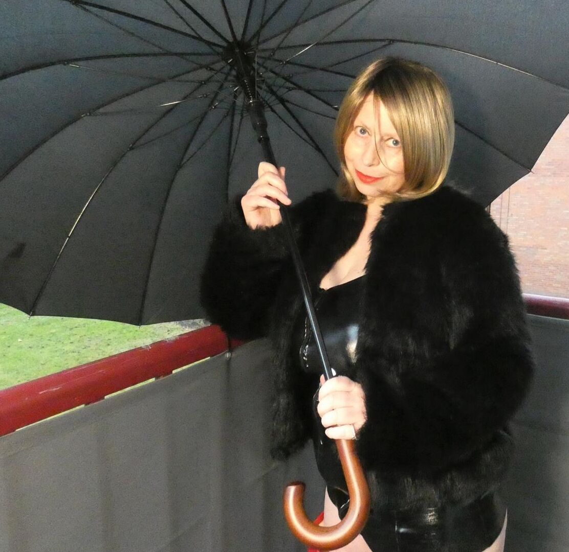 20P A amadora mais velha Posh Sophia deixa seus peitos enormes soltos de roupas de látex em botas