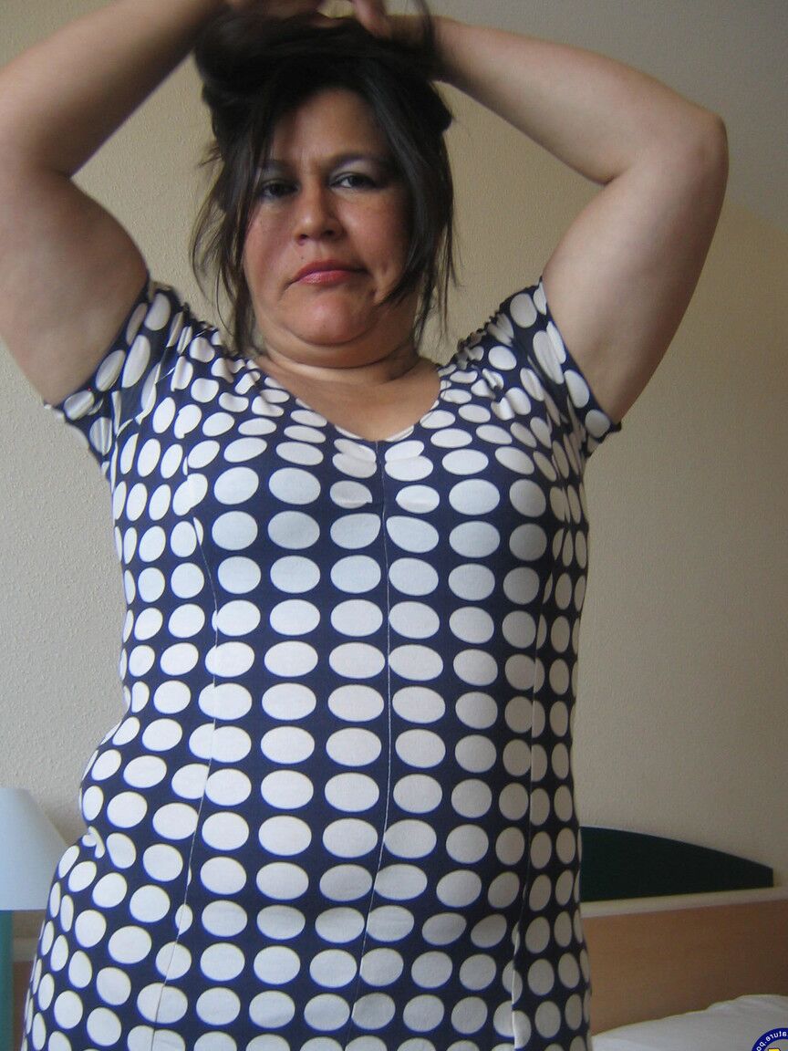 21P A mãe gorda Lúcia mostra e brinca com sua boceta usando uma cinta-liga preta sexy