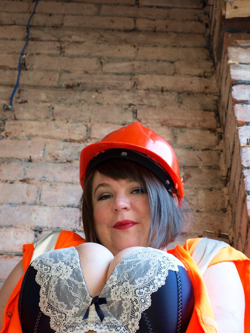 16P Amateur fatty Roxy gets naked on a staircase in a hardhat and boots