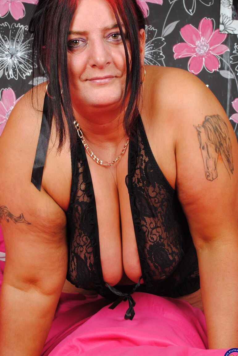 21P BBW mature en body Gemma écarte les jambes et joue avec sa grosse chatte