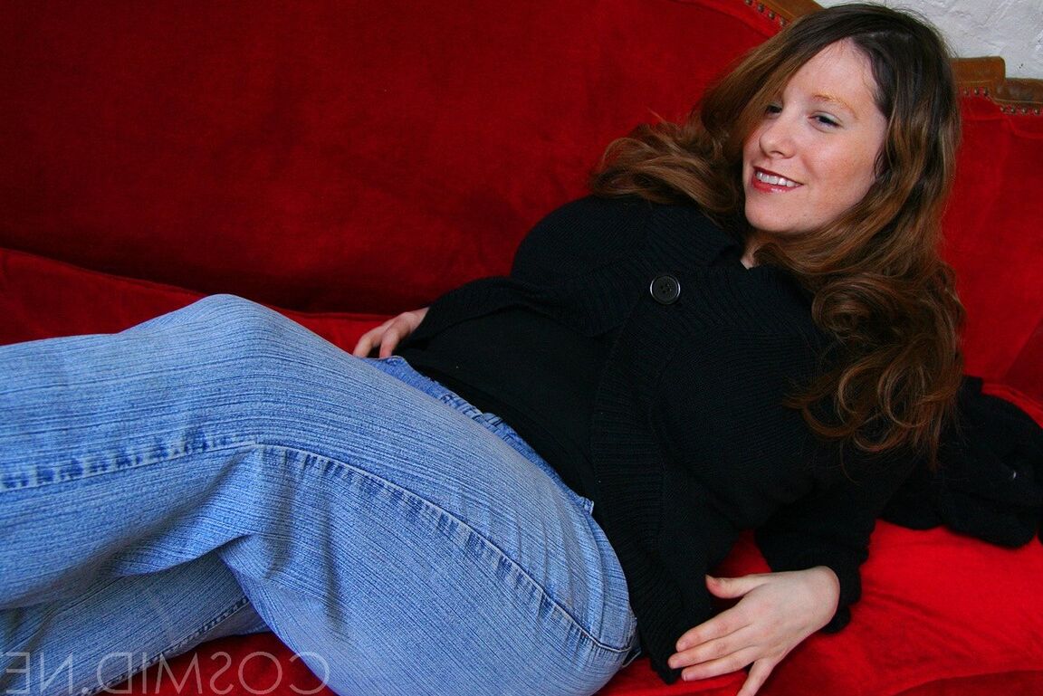 16P Amateur BBW Lisa Davidson libera sus enormes tetas del suéter en jeans azules