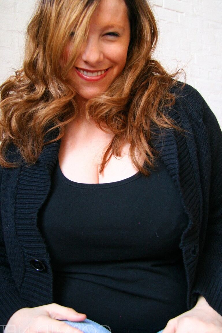 16P Amateur BBW Lisa Davidson libera sus enormes tetas del suéter en jeans azules