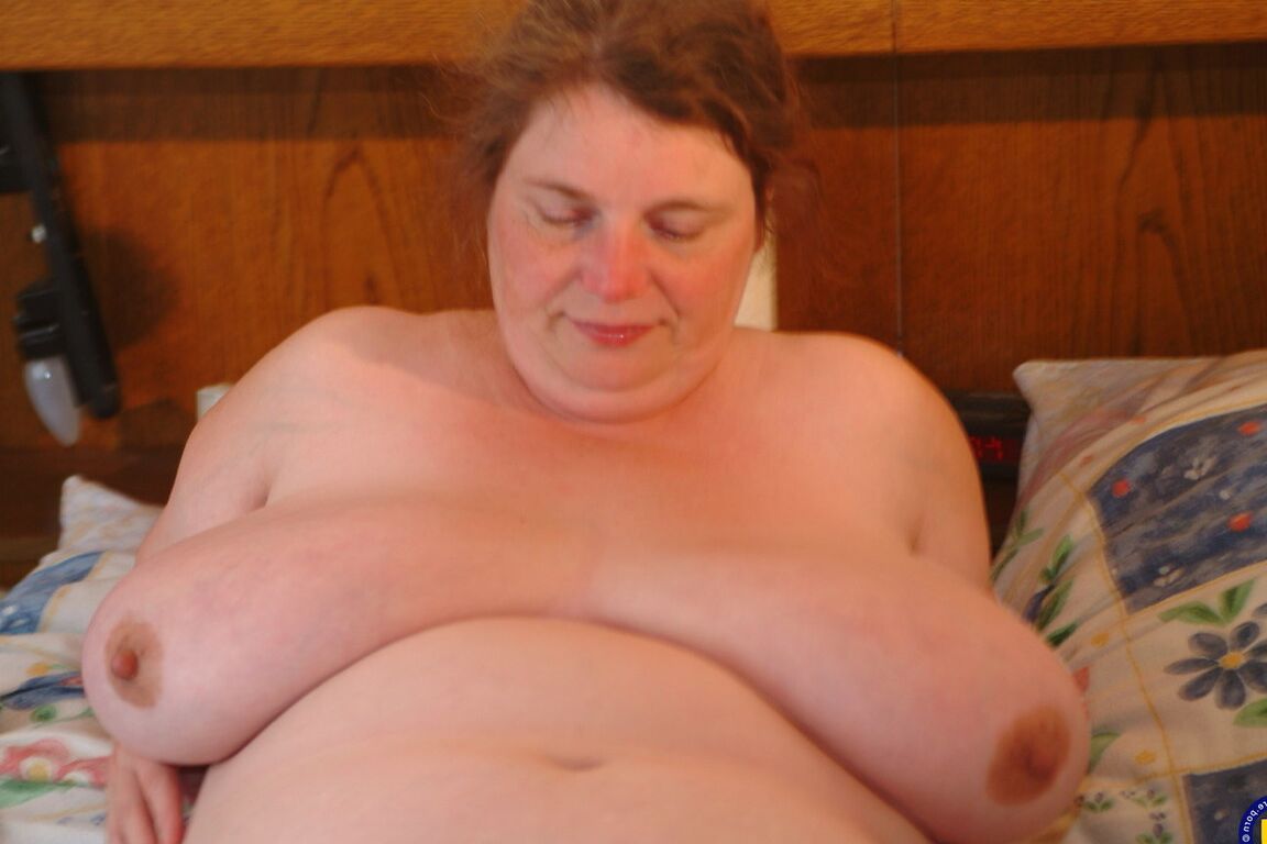 21P Madura BBW Eefje besa y acurruca sus enormes tetas en su habitación