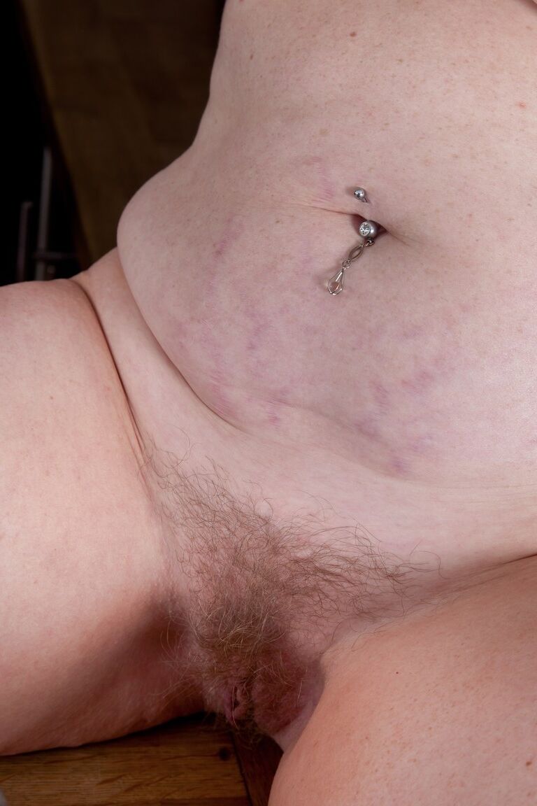 Die 21P mollige reife Sophie UK zeigt ihre heißen Titten und neckt mit ihrem buschigen Muff
