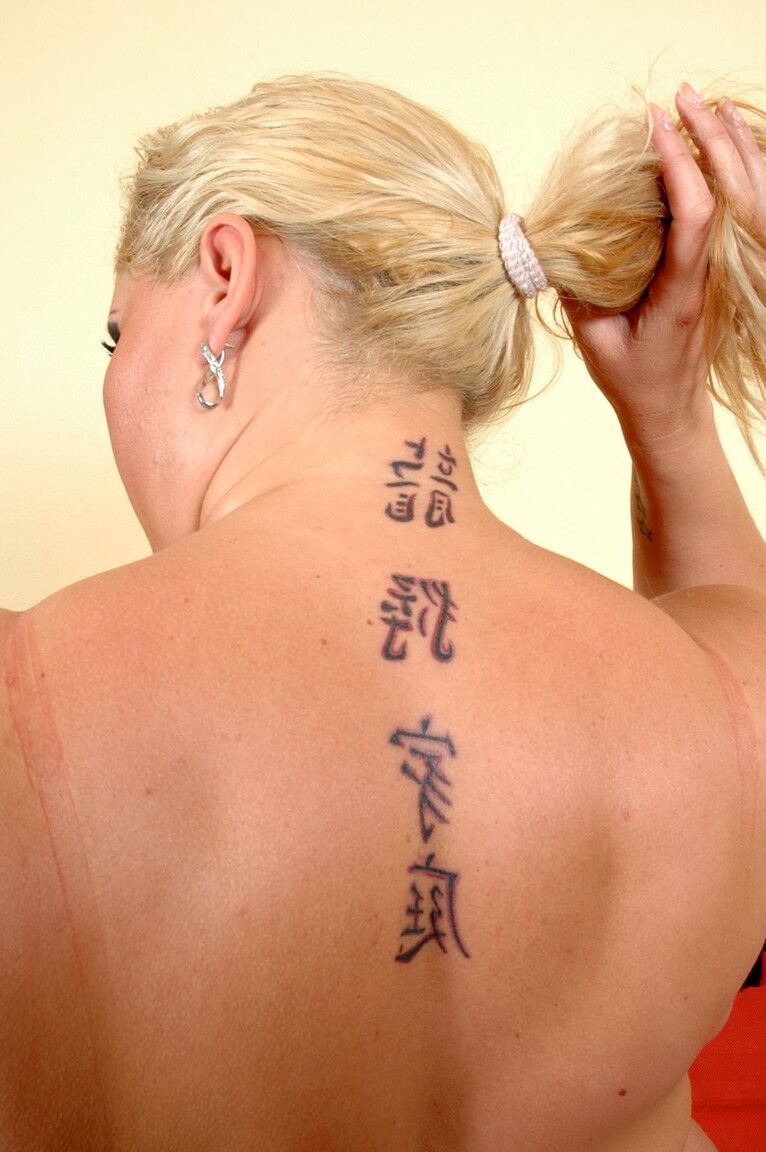 21P Die mollige blonde reife Laura Orsolya lässt ihre riesigen Brüste in einem Solo raus