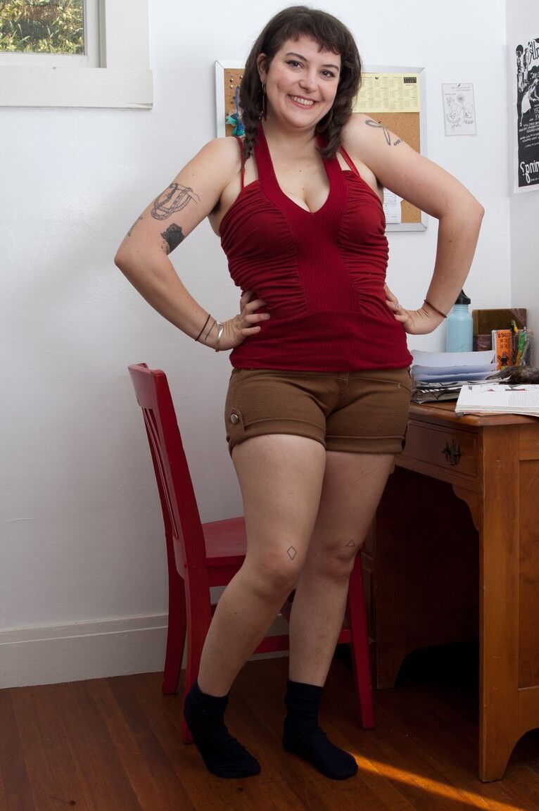 21P La pervertida morena Esther se desnuda y abre su coño peludo y mojado.