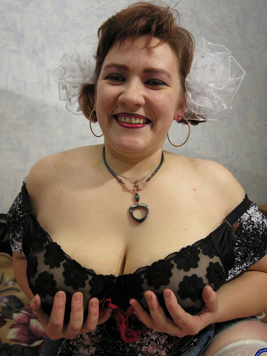21P BBW maduro com tranças Lisanne aperta seus peitos grandes e posa em lingerie