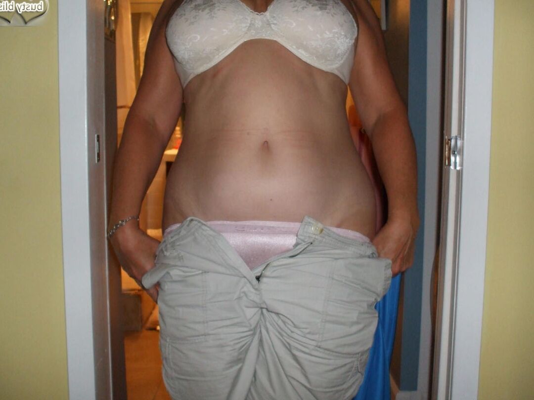16P Busty Bliss, une dame plus âgée, met en valeur ses seins naturels bordés de bronzage lors d'une action en POV