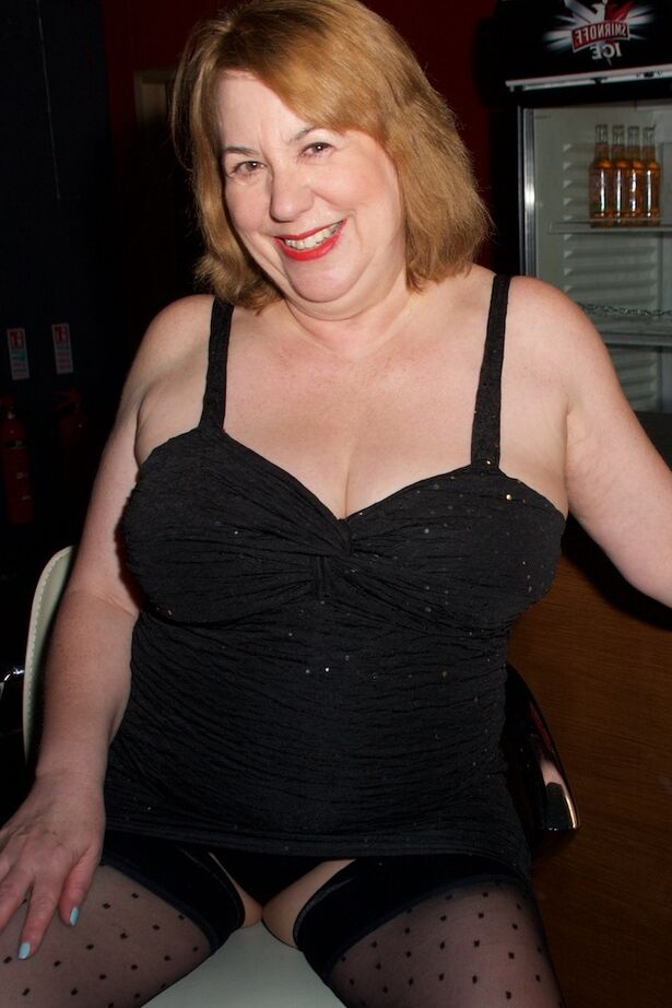20P La gorda madura Speedy Bee descubre sus grandes tetas antes de masturbarse en un bar