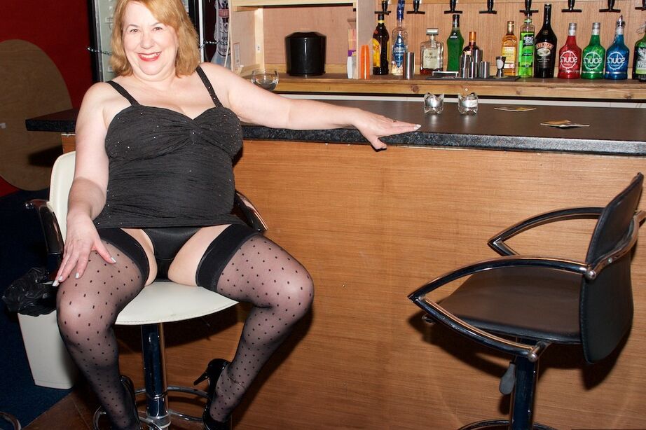 20P La gorda madura Speedy Bee descubre sus grandes tetas antes de masturbarse en un bar
