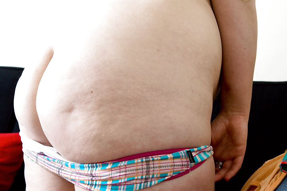 16P Laurice amadora rechonchuda tira a roupa para exibir sua figura BBW