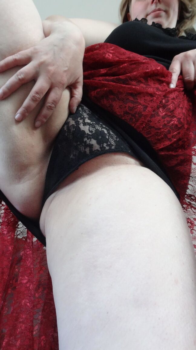 16P Amateur BBW P. Lizzy juega con sus tetas naturales antes de mostrar su gran culo