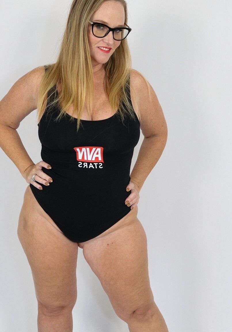 21P バブルバテッド熟女ディー・サイレンが巨乳を露出し、ボディスーツでポーズをとる