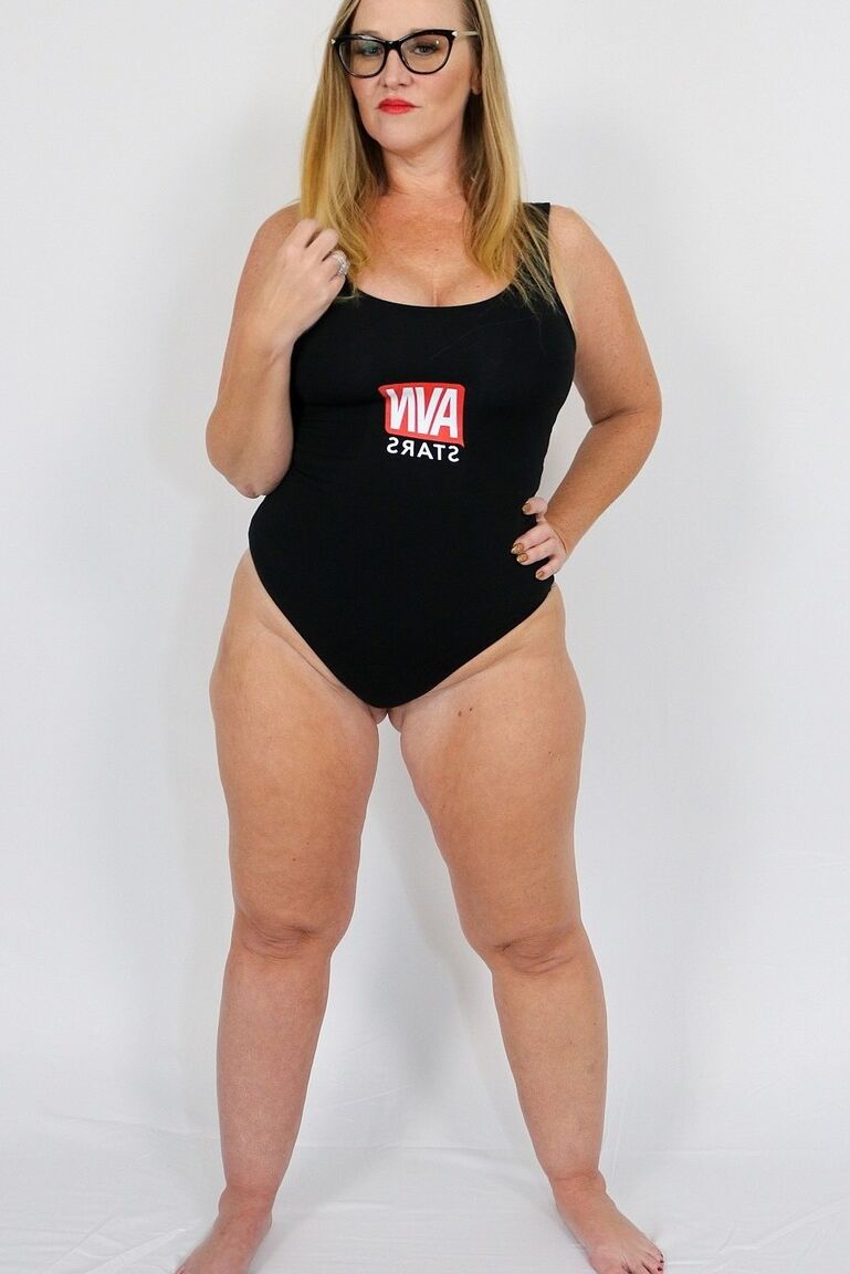21P バブルバテッド熟女ディー・サイレンが巨乳を露出し、ボディスーツでポーズをとる