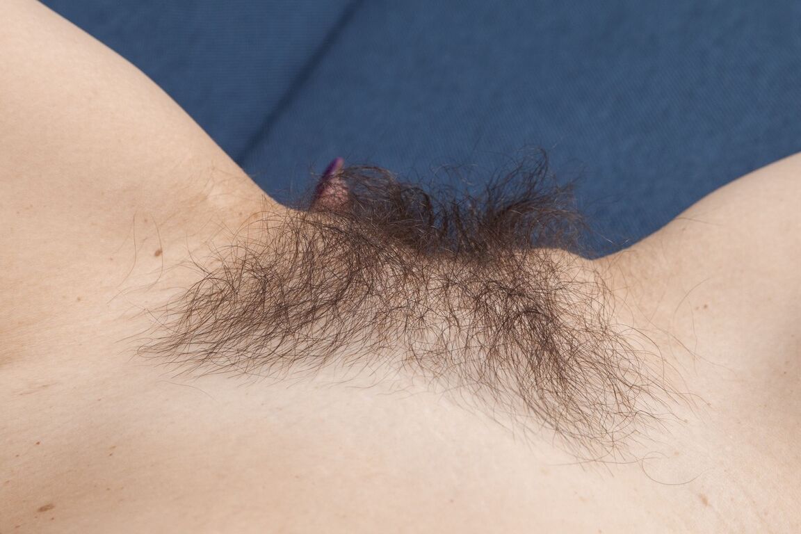 21P Die kurzhaarige reife Amateurin Marry enthüllt ihre haarige Muschi und posiert nackt