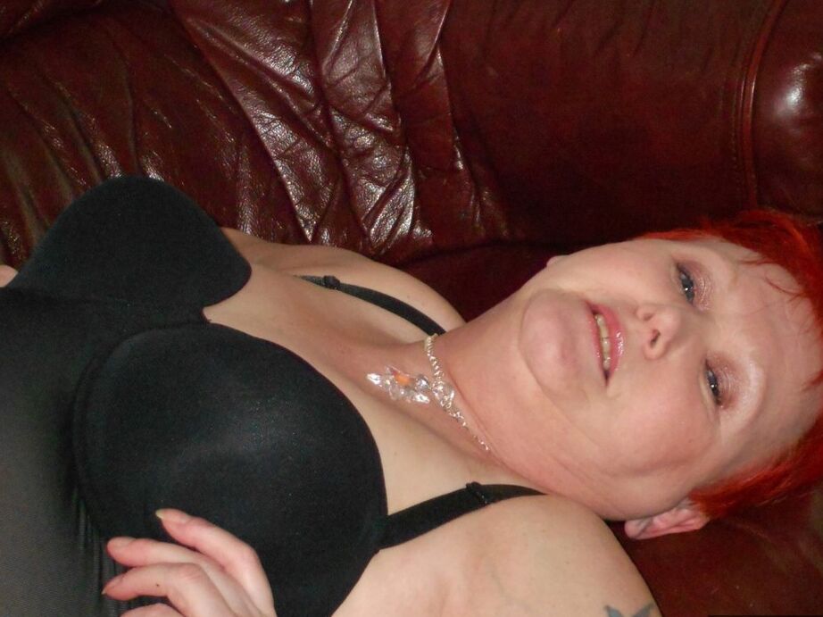 20P Middle-aged redhead Valgasmic Exposed shows her bald cunt in high-heeled shoes