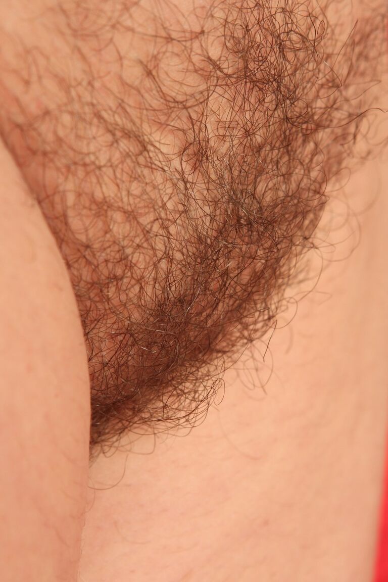 21P La morena amateur Vanda muestra sus enormes pechos y se frota el arbusto