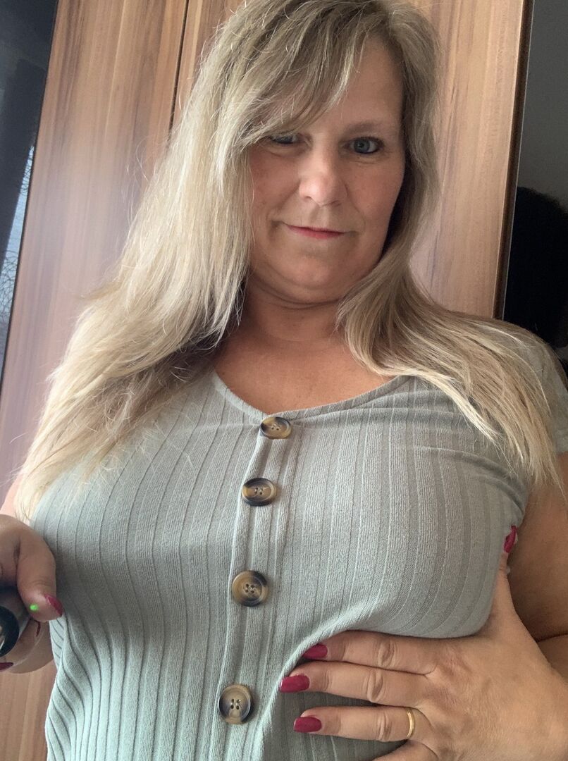 16P La madura con sobrepeso Sweet Susi se hace selfies desnuda en su dormitorio