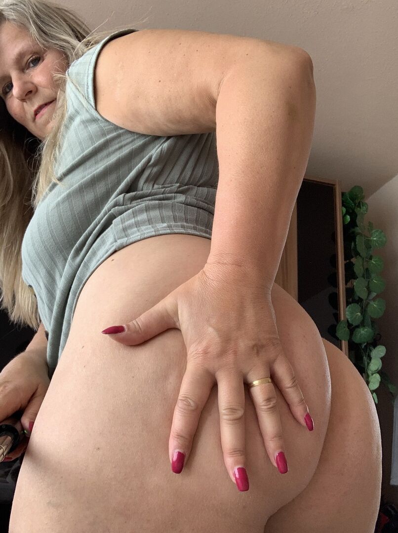 16P La madura con sobrepeso Sweet Susi se hace selfies desnuda en su dormitorio