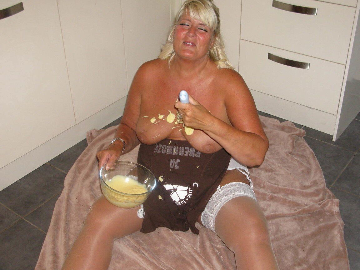 20P Chrissy Uk, rubia y regordeta de mediana edad, cubre su cuerpo casi desnudo con masa