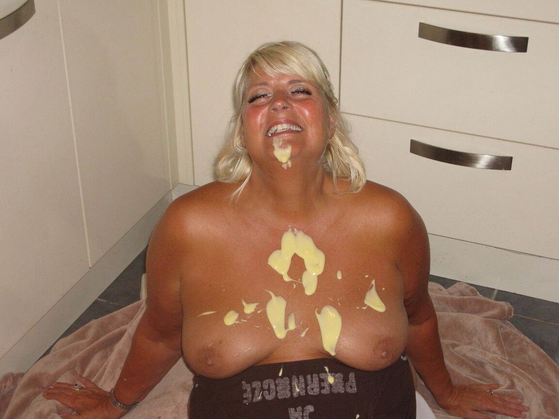 20P Chrissy Uk, rubia y regordeta de mediana edad, cubre su cuerpo casi desnudo con masa