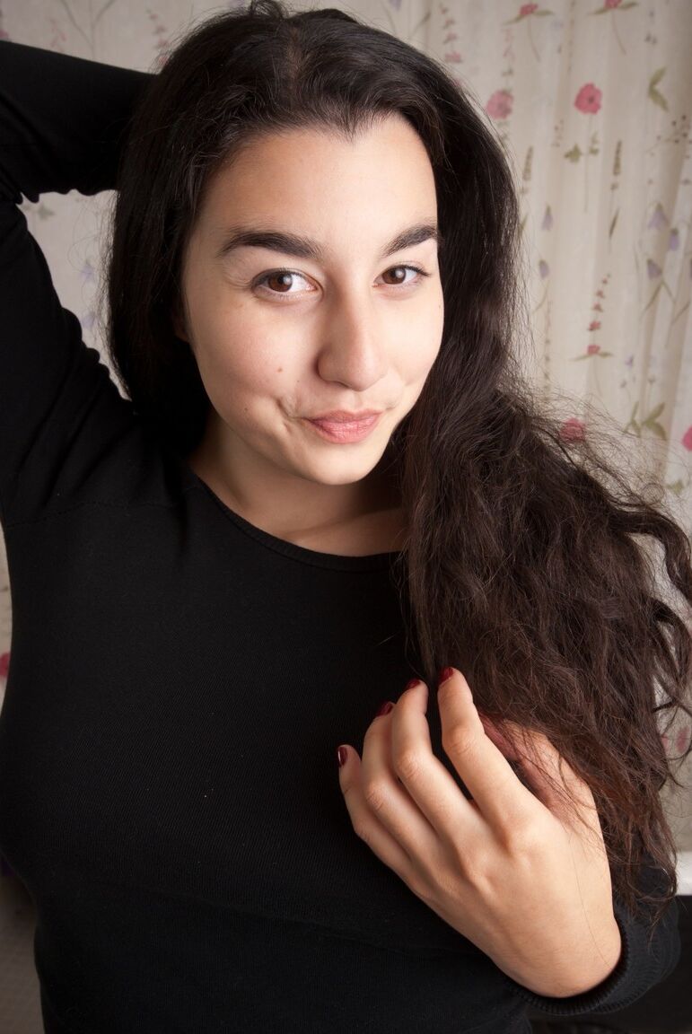 18P La joven y regordeta morena Wara se desnuda en el baño para abrir los labios de su coño peludo