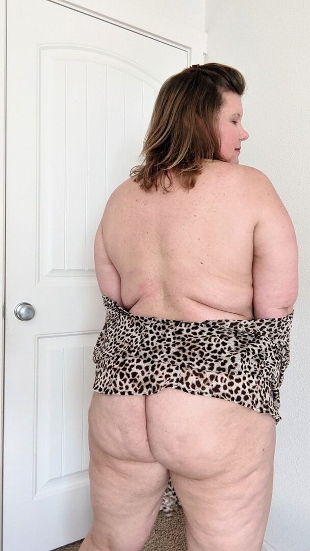 16P Gorda amadora peituda Kris Ann tira o roupão da casa para ficar nua