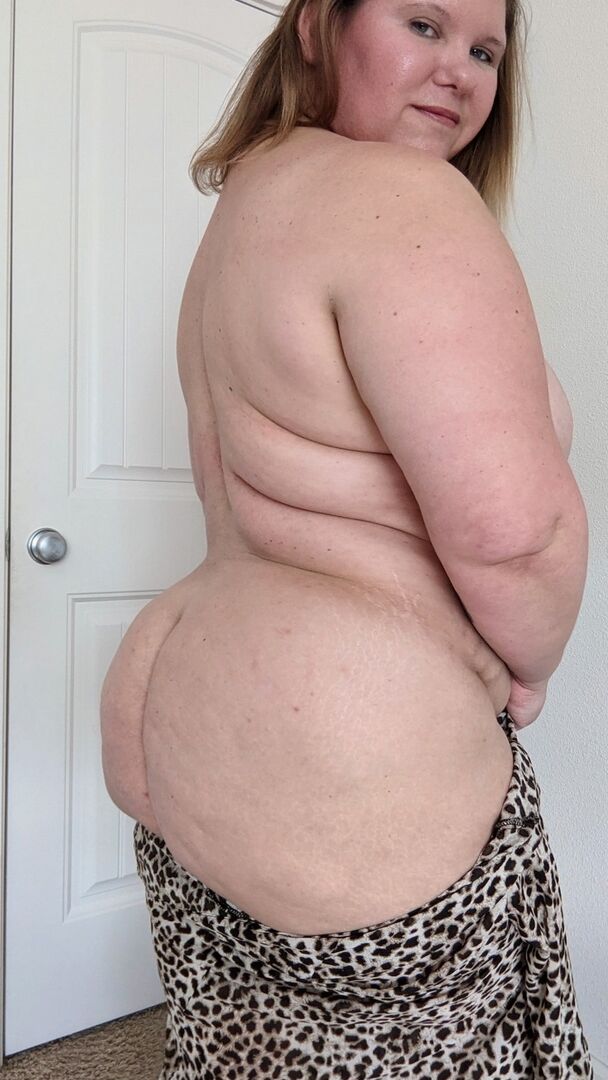 16P Gorda amadora peituda Kris Ann tira o roupão da casa para ficar nua